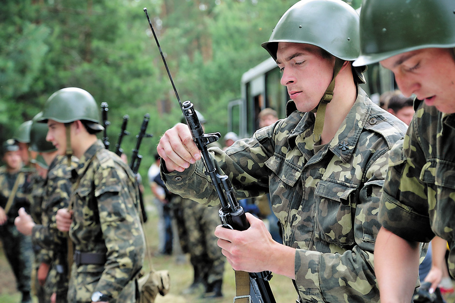 Солдати в різних ситуаціях часто просять поради у психолога. Фото Світлани СКРЯБІНОЇ