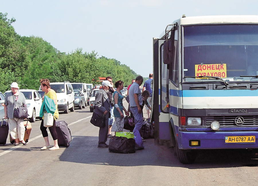 На тестування школярам з не підконтрольної українській владі частини Донеччини і Луганщини треба вирушати заздалегідь: на блокпостах можуть бути величезні черги. Фото Укрiнформу