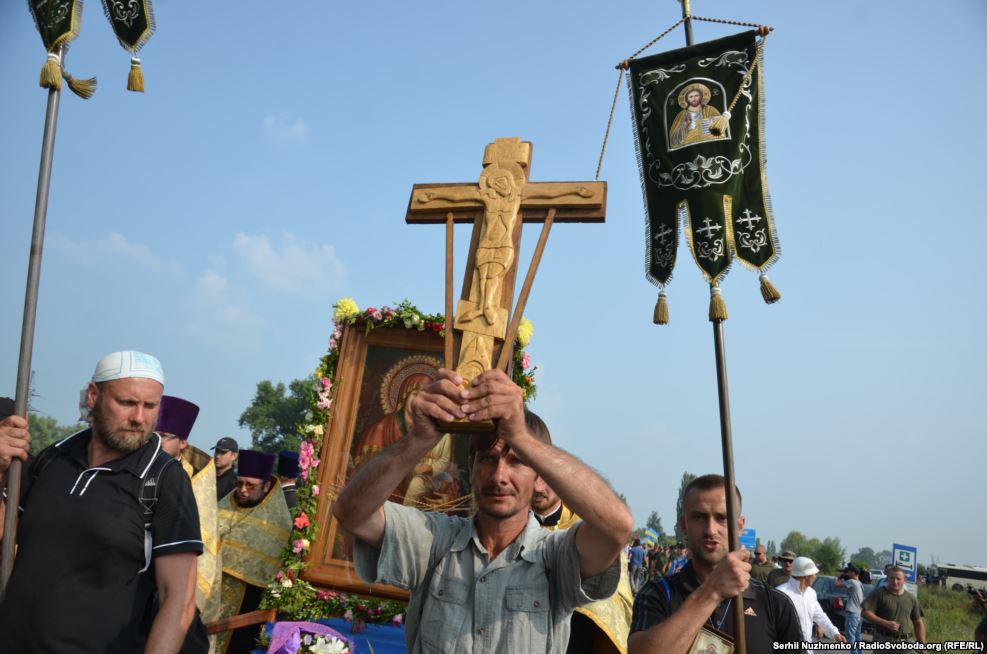 Попереду хресної ходи йшли люди з хрестом і іконостасом