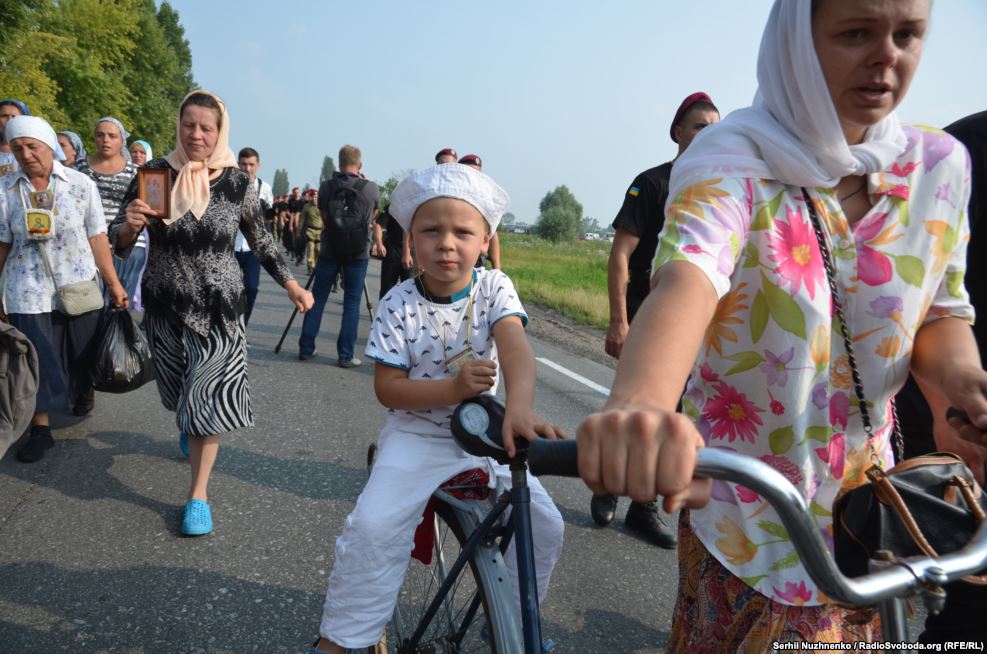 У колоні вірян були і діти з батьками