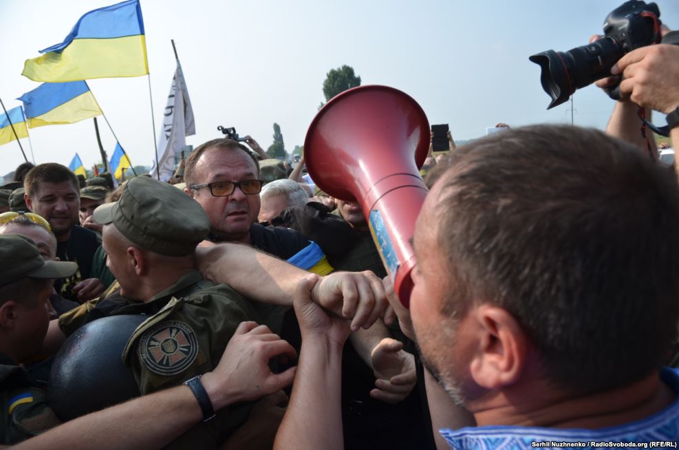 Штовханина між бійцями Нацгвардії та активістами, які виступали проти ходи