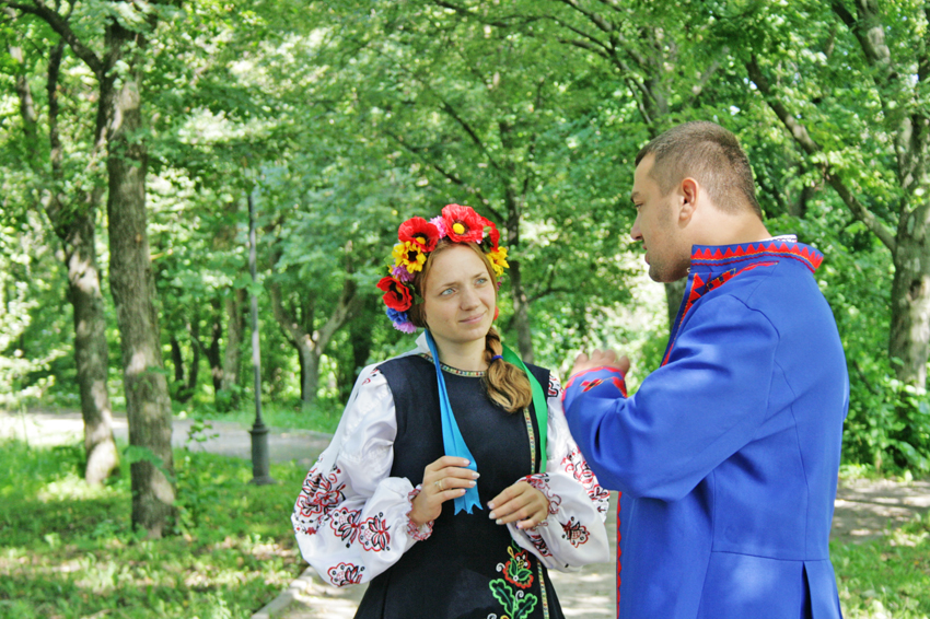 Закохані одне в одного Левко і Ганна прогулюються маєтком Гоголя. Фото автора