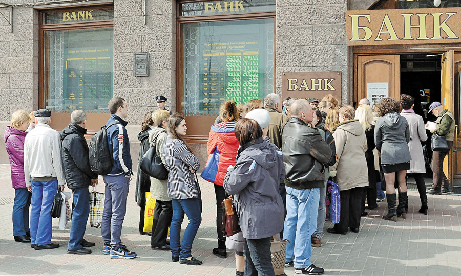 Керівники Фонду гарантування вкладів фізосіб обіцяють, що черги для отримання вкладів, які люди відкривали у тепер збанкрутілих банках, зникнуть. Фото Володимира ЗAЇКИ 