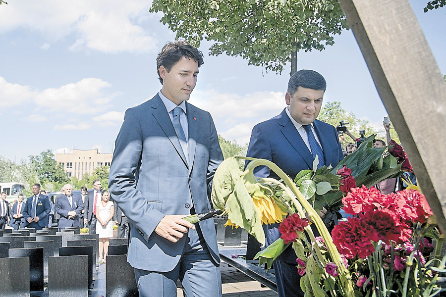 Володимир Гройсман і Джастін Трюдо вшанували пам’ять Героїв Небесної Сотні. Фото з Урядового порталу