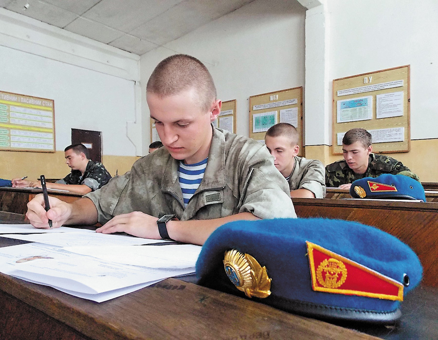 В абітурієнтів побільшає можливостей здобути військовий фах. Фото УНIAН