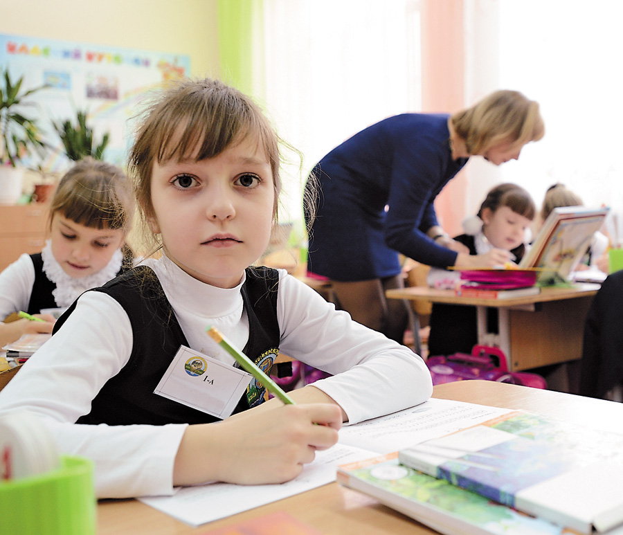 Тепер першачкам олівець замінить ручку. Фото Володимира ЗAЇКИ