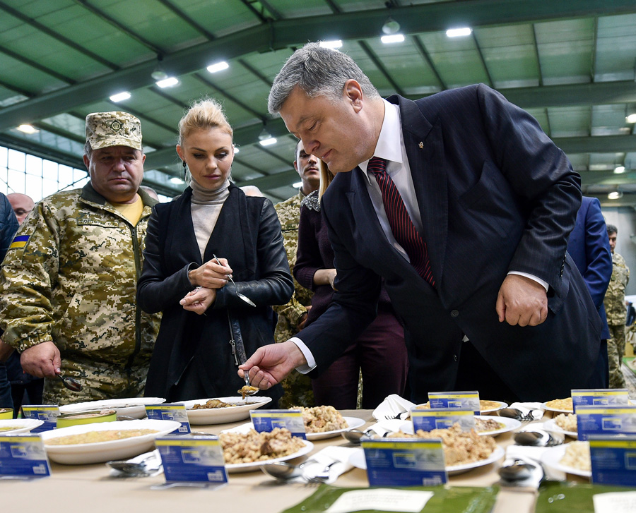 Нові армійські пайки припали до смаку Верховному головнокомандувачу. Фото Миколи ЛAЗAРЕНКA