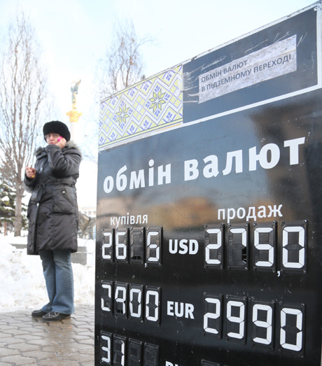 У другій половині 2017-го курс нацвалюти щодо долара залишається практично сталим. Фото архіву редакції