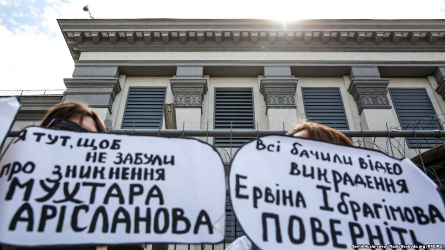 Активісти не дозволять нікому забути про заручників Кремля. Фото з сайту radiosvoboda.org.ua