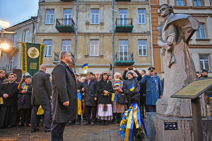 Монументальна постать Кобзаря не дає балтійським землякам забути Батьківщину. Фото з офіційного інтернет-представництва Президента України