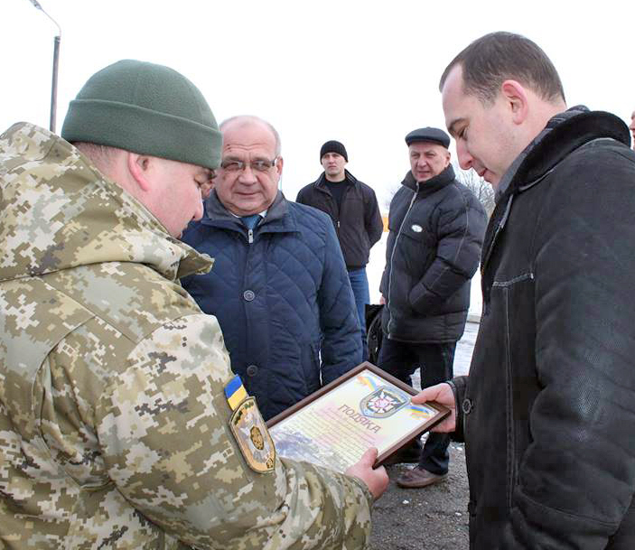 Нагороди від військових — головному лісівнику області Олександру Кватирку. Такі самі отримали Володимир Гунчик та Ігор Чорнуха. Фото відділу інформаційної політики Волинської ОДА