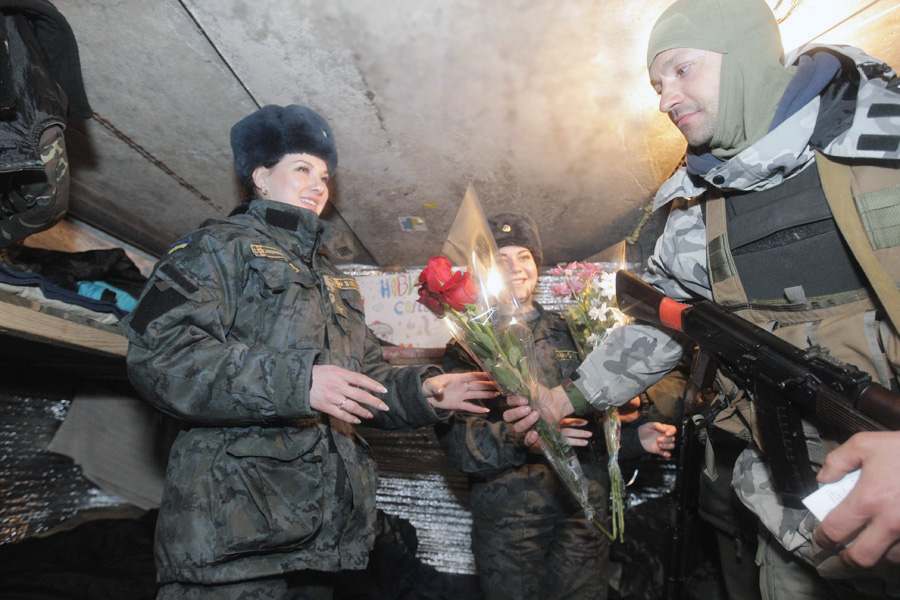 З такими жінками ворогові не здолати ані наше військо, ані суспільство. Фото Укрiнформу