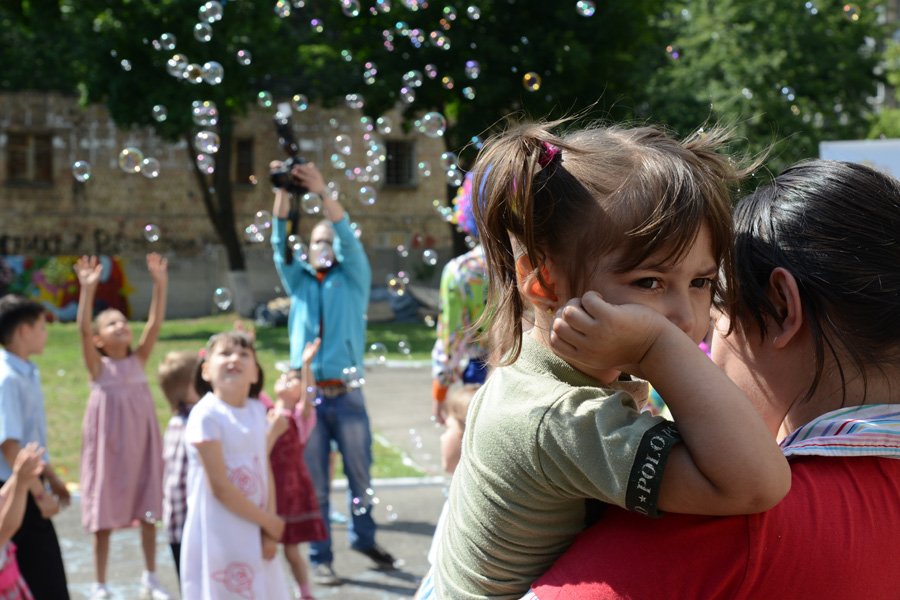 Про щасливе дитинство малечі мають потурбуватися дорослі. Фото Володимира ЗAЇКИ