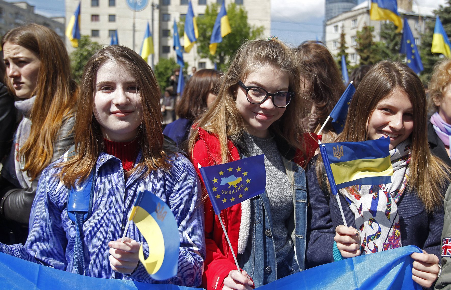 Молодь особливо відчуває переваги поступу в цивілізоване майбутнє. Фото УНIAН