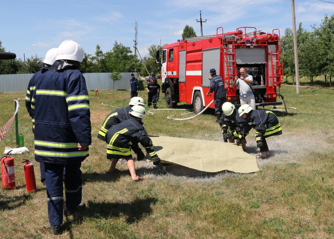 У Черкаському прошли «Ігри вогнеборців» для місцевих дітлахів. Фото ГУ ДСНС України в Донецькій області. 