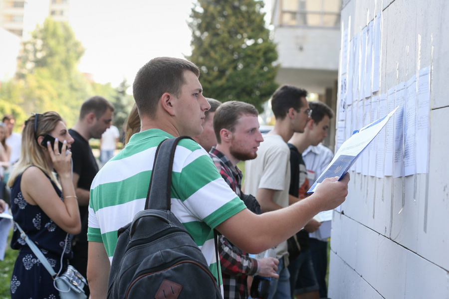 Попри складнощі з поданням заяв, абітурієнти стали студентами. Фото УНIAН