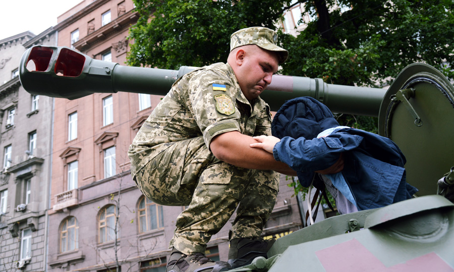 Досвідчені військовослужбовці принагідно дають змогу малечі спробувати себе в ролі захисників. Фото Володимира ЗAЇКИ 