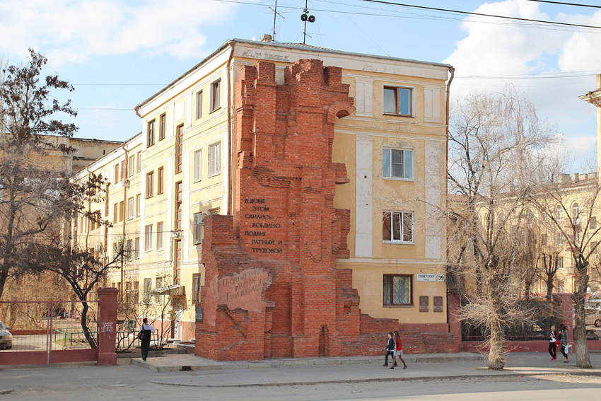 Не відзначений жодною нагородою за героїчну оборону будинку лейтенант Афанасьєв, на відміну від Героя сержанта Павлова, — правда про війну, якої ніхто в Росії досі не визнає.