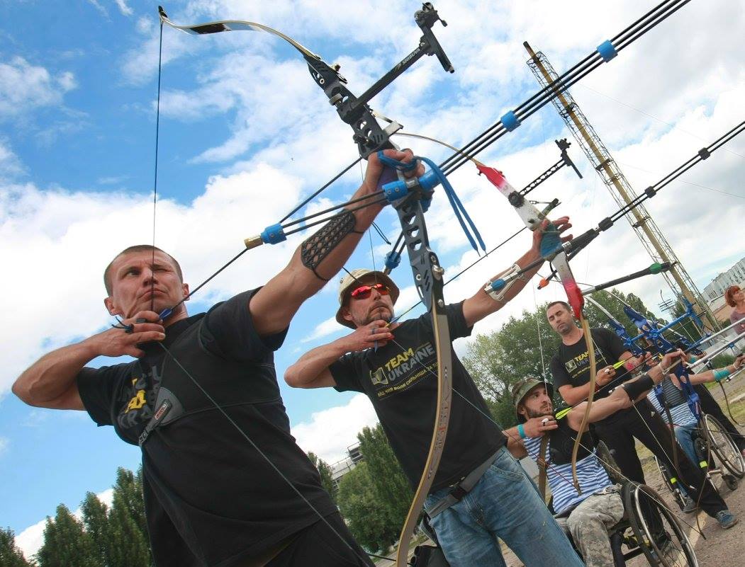 Більшість учасників змагань лише нещодавно ознайомилися з луком. Фото з сайту mil.gov.ua