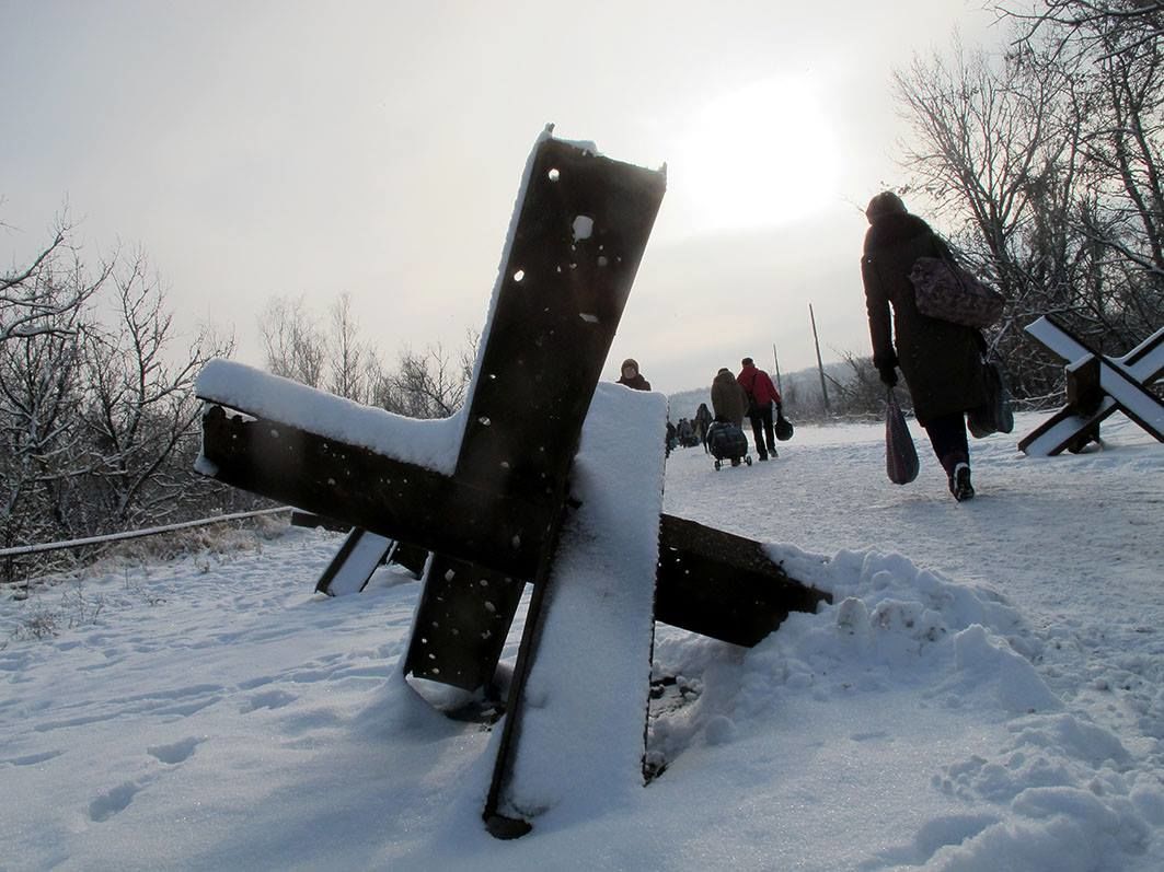 Покинувши домівки не з власної волі, на нових місцях переселенці потребують підтримки від держави. Фото з сайту donbass.comments.ua