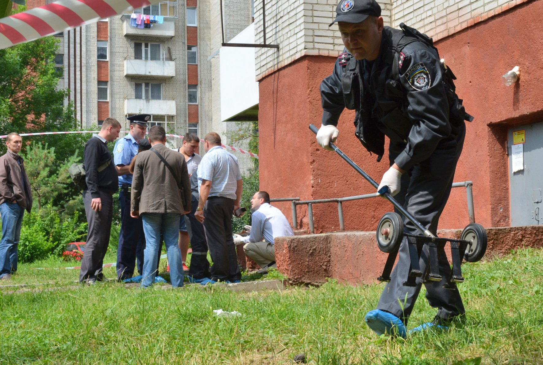 Есперт-криміналіст досліджує місце вибуху. Фото УНIAН