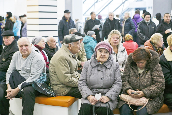 Сивочолі в чергах сподіваються, що після реорганізації виснажливе чекання стане лише прикрим спогадом. Фото з сайту 2day.kh.ua