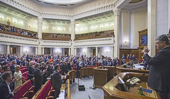 Ось так втілюється багаторічна й вистраждана поколіннями героїв мрія нашого народу. Фото Михайла ПАЛІНЧАКА