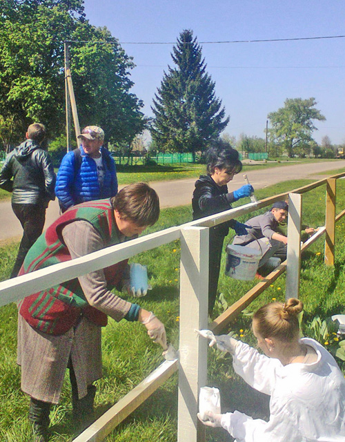 На суботниках односельці звикли працювати разом. Фото з архіву сільської ради