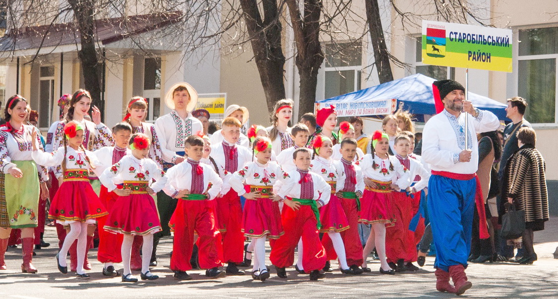 Учасники і глядачі раділи пісням та конкурсам фестивалю. Фото надала прес-служба Луганської ОДА