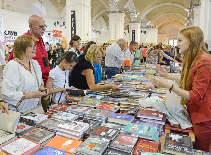 Придбати цікаву книжку тут зміг кожен відвідувач. Фото Володимира ЗАЇКИ