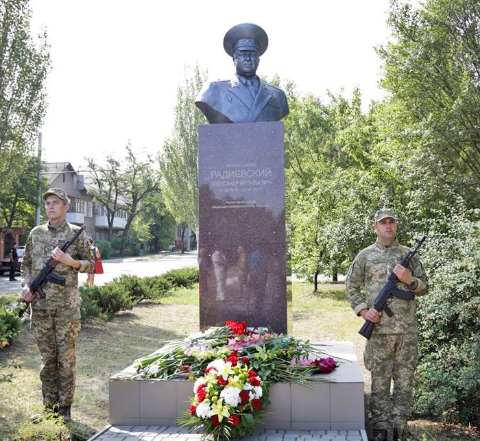 Вдячні люди принесли квіти до пам’ятника герою АТО полковнику (посмертно генерал-майору) Олександру Радієвському, який звільняв Сєверодонецьк і загинув 23 липня 2014 року під час спецоперації з визволення Лисичанська. Фото з сайту sd.ua