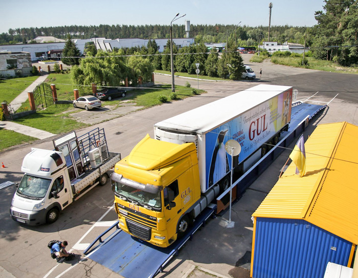 Досі Україна залишалася єдиною державою в Європі, де перевантажені фури вільно пересувалися на автошляхах. Фото УНІАН