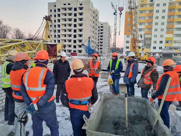 Спілкування інспектора ГУ Держпраці в Харківській області з будівельниками під час планової перевірки. Фото з архіву ГУ Держпраці в Харківській області