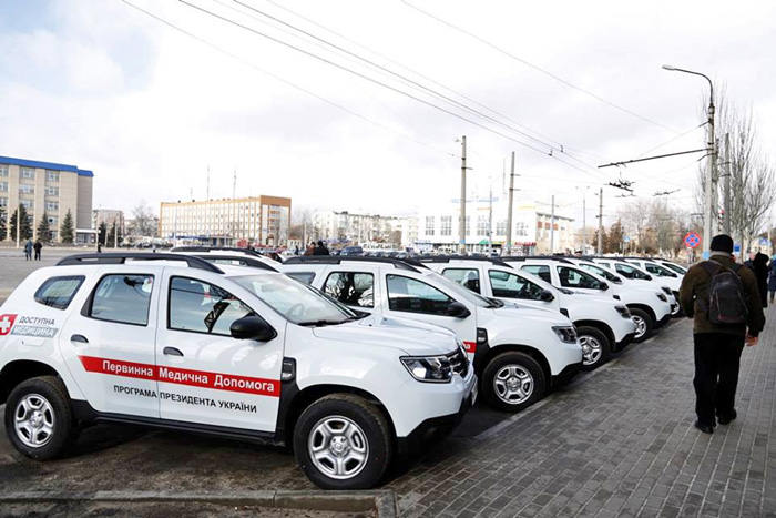 Тепер важливо не розбити новенькі лікарські автомобілі на зруйнованих дорогах області. Фото автора