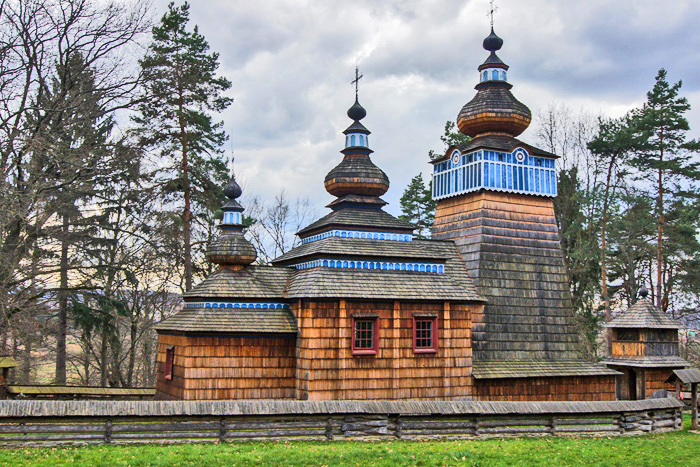 Лемківська церква в місті Санок вражає архітектурою. Фото з сайту wordpress.com