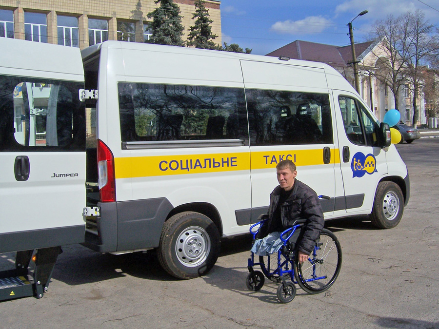 Це соціальне таксі підвозитиме не тільки візочників, а всіх, хто користується технічними засобами реабілітації. Фото автора