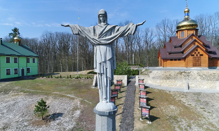 Місце, де традиційно покладають квіти, — пантеон героїв Гурбенської битви. Фото з сайту uinp.gov.ua