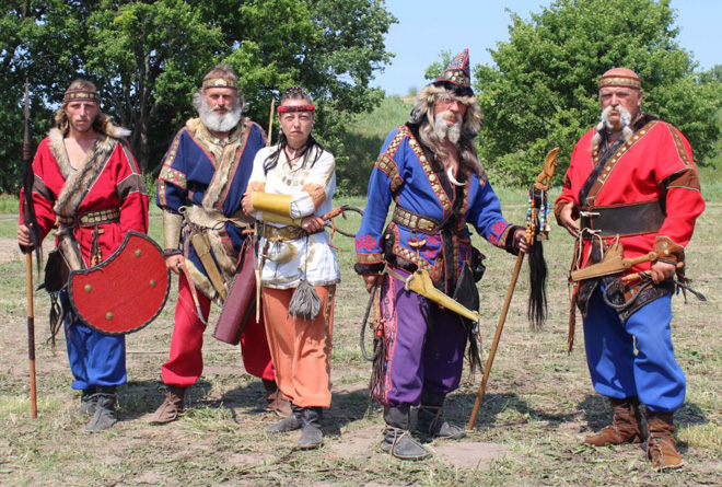 Реставратори із Запоріжжя в ролі господарів фестивалю скіфів. Фото з сайту bilsk.com.ua