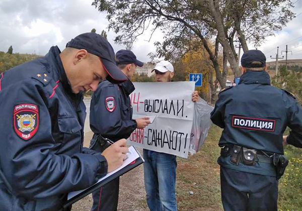 Окупаційна влада в Криму дедалі більше обмежує права і свободи місцевого населення. Фото з cайту crimeahrg.org