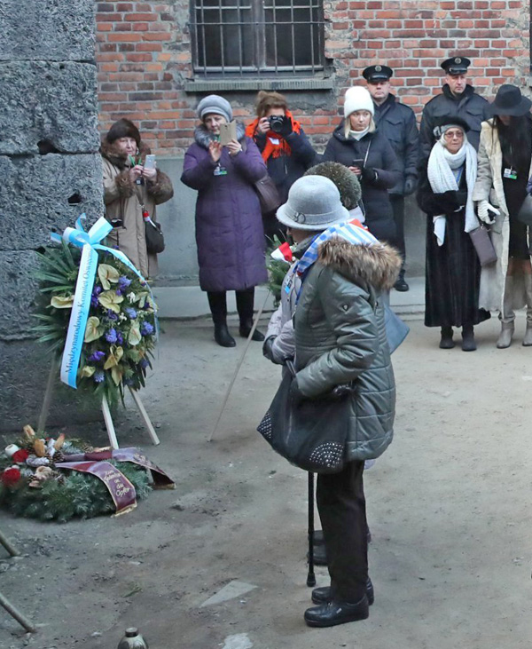 Пам’ять нинішнього і всіх прийдешніх поколінь зберігатиме застереження проти таких злочинів. Фото з сайту dailymail.co.uk