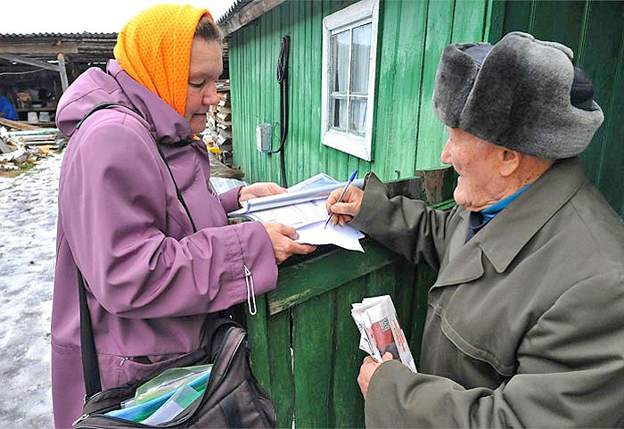 Багатьом людям поважного віку із сільської глибинки вже не під силу освоїти ази роботи з банківськими картками, тож вікном у світ для них лишається передусім листоноша. Фото з сайту etcetera.media