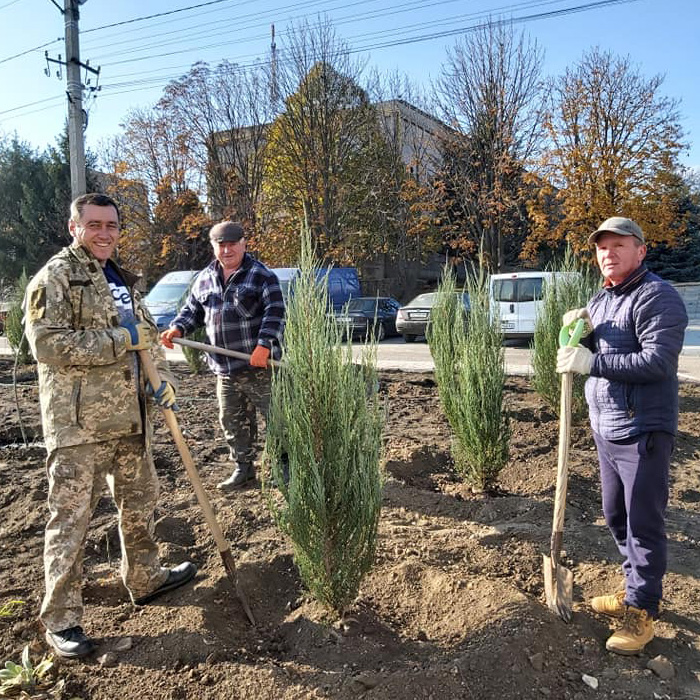 Громадська організація «Енергія успіху» посадила дерева в межах акції «Фестивальна площа»