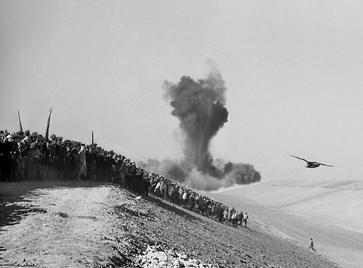 У жовтні 1963 року сапери підірвали перемичку, яка стримувала дніпровську воду. Вона заповнила перші 125 кілометрів каналу. Так до Криму прийшла велика вода. Фото з сайту nv.ua