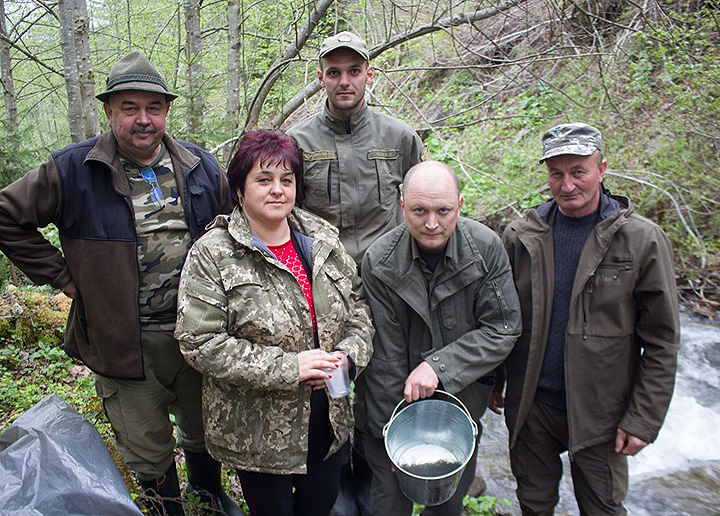 Сільський голова Марина Шемота разом із учасниками акції в Лугах