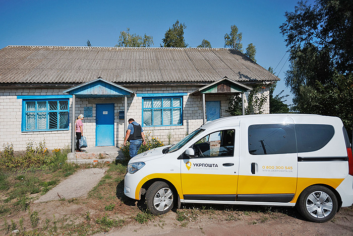 Тепер у село листоноші заїжджатимуть на авто і протягом певного часу виконуватимуть свої обов’язки — доставлять газети, пенсії, приймуть платежі чи оформлять передплату. Фото з сайту epravda.com.ua