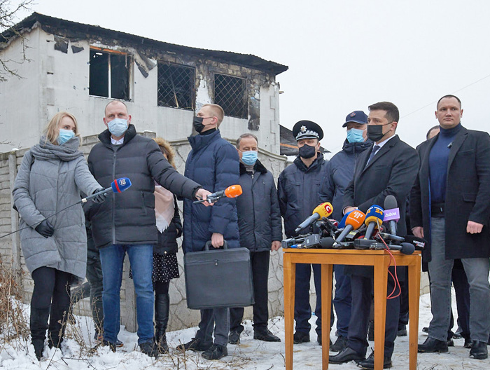 Президент відверто спілкувався з очевидцями трагедії, уважно вислуховуючи всі думки й пропозиції. Фото з сайту president.gov.ua