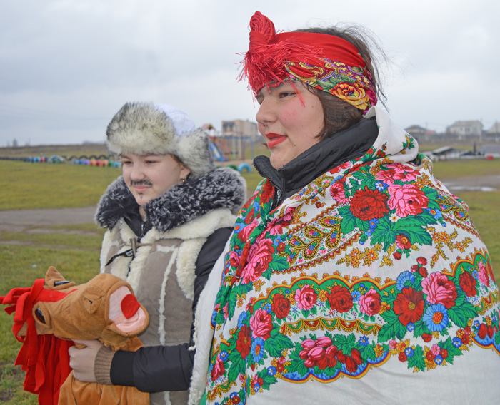 Як і належить, роль Маланки виконує хлопець, а Василя — дівчина