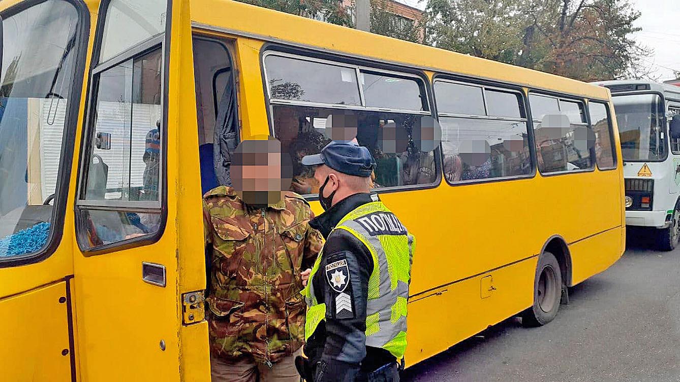 Патрульні проводять профілактичні бесіди з водіями громадського транспорту про запобігання порушенням карантинних обмежень. Фото з сайту facebook.com.cherkasypatrulpolice