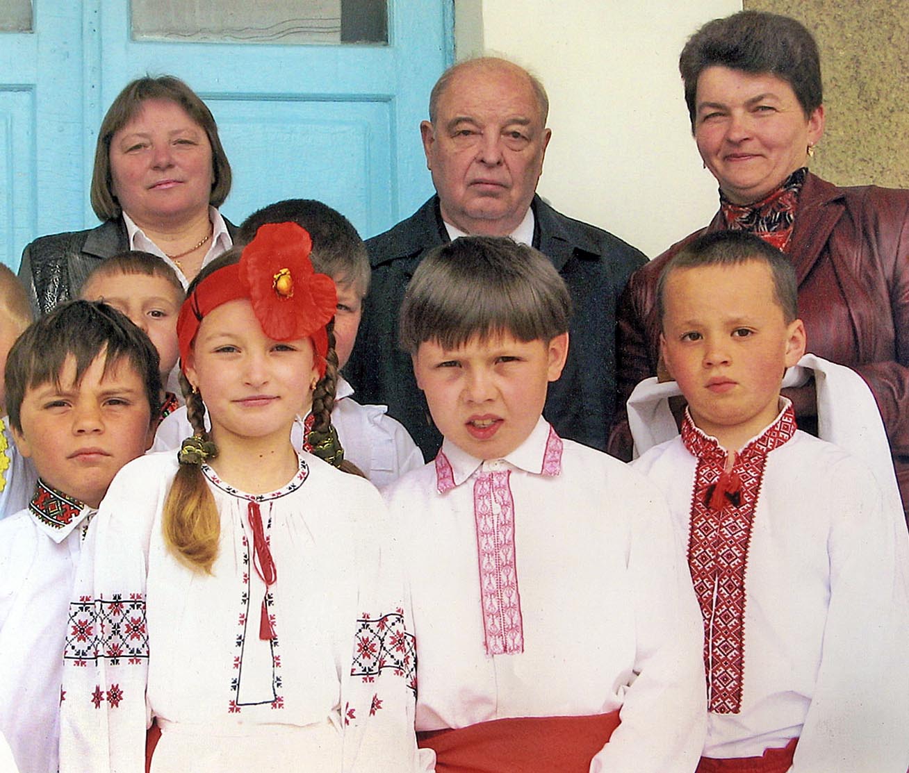 Микола Сингаївський серед учителів та учнів Суразької загальноосвітньої школи. 2009 р. Фото надав автор