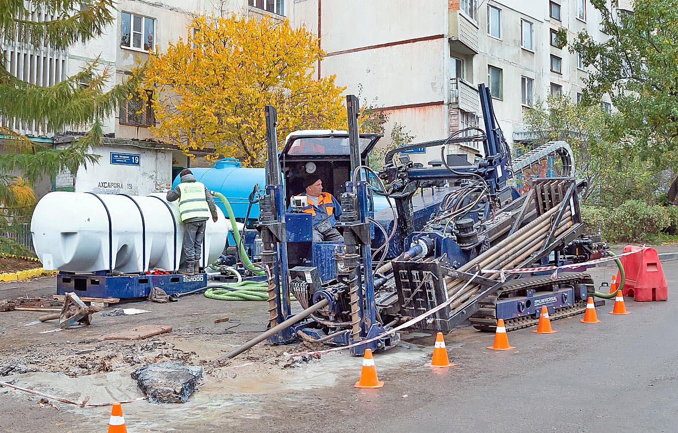 Майстри виконують заміну водоводів методом горизонтально направленого буріння. Фото надав автор